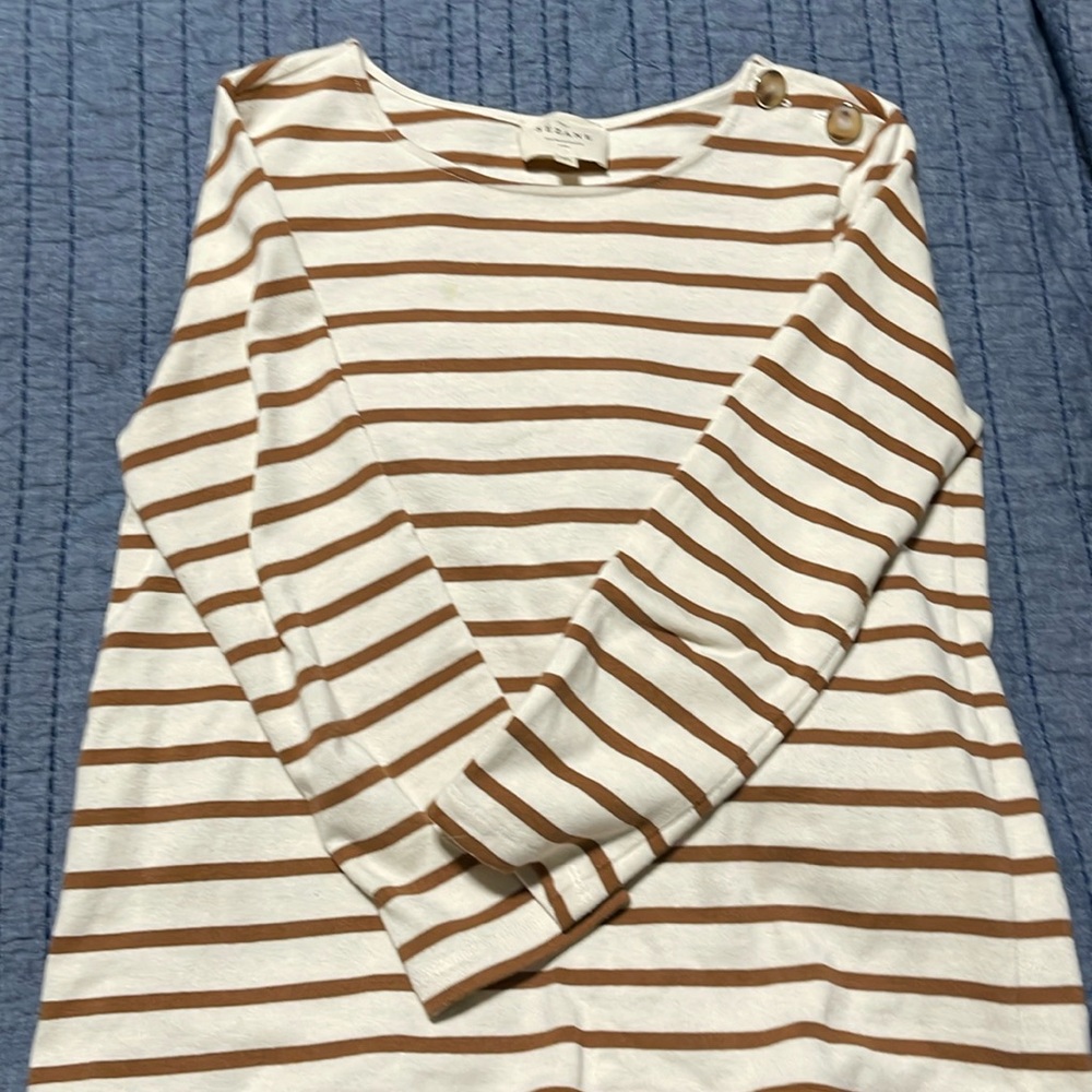 Sezane top size xs small spot on the shirt u may can try get it out